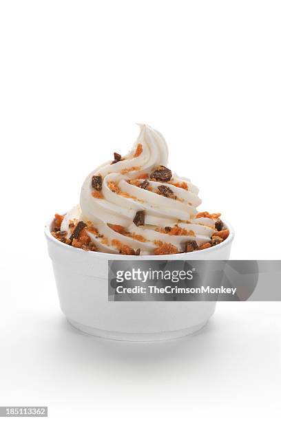 gefrorener joghurt mit candy bar werden vor ehrfurcht erstarren, - ice cream cup stock-fotos und bilder