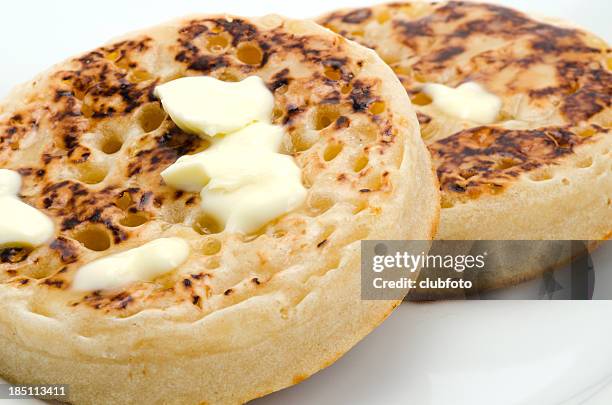 crumpets quente com fusão de manteiga-plano aproximado - bolo tipo crepe imagens e fotografias de stock