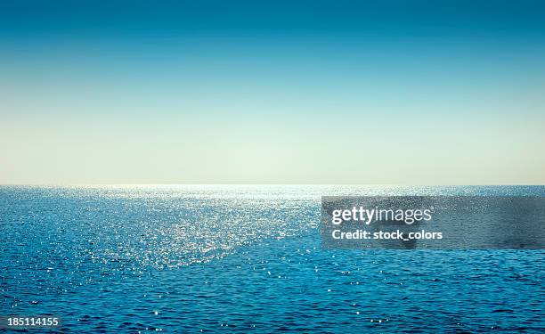 海辺での一日 - 水平線 ストックフォトと画像