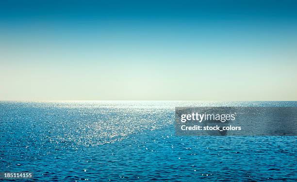 day at seaside - horizon over water stockfoto's en -beelden