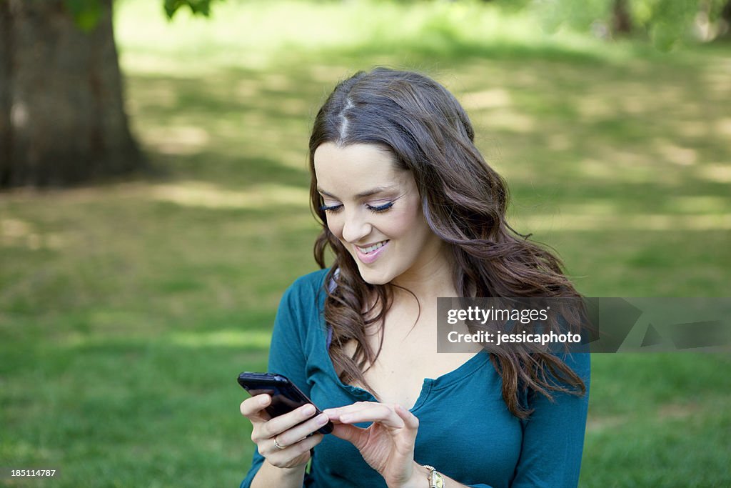 Mujer usando teléfono inteligente