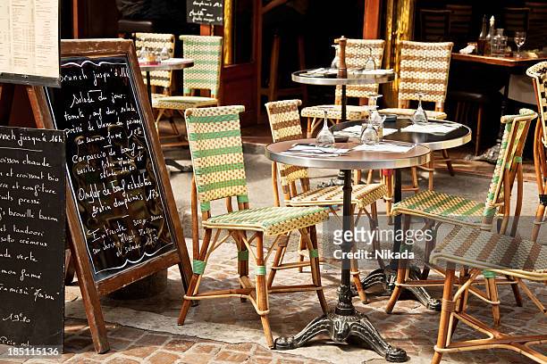 restaurant in paris - french cafe stock-fotos und bilder