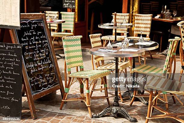 restaurant in paris - franse cultuur stockfoto's en -beelden