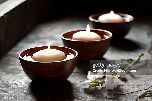 velas flotantes en un ambiente tipo zen - flotar sobre agua fotografías e imágenes de stock