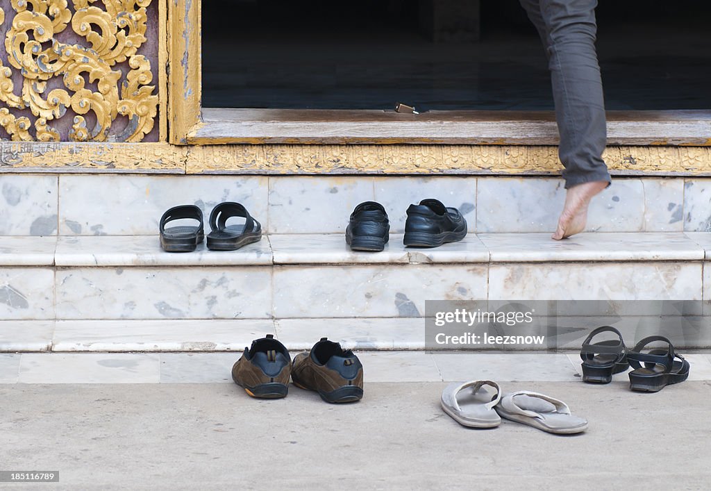 Sapatos em Templo Budista entrada