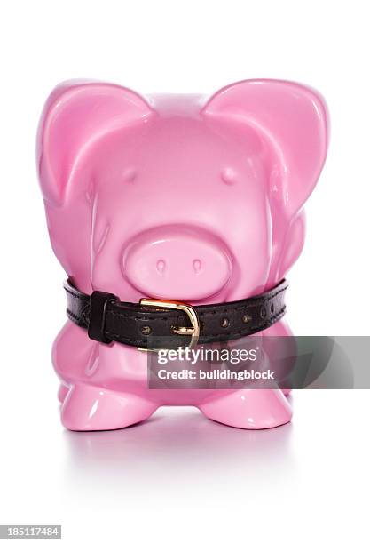 finanzielle gürtel verschärfung sparschwein - pink belt stock-fotos und bilder