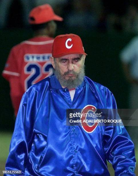 Cuban President Fidel Castro, dressed in red and blue, leaves the pitcher's mound during the game between Venezuela and Cuba 18 November 1999 in...