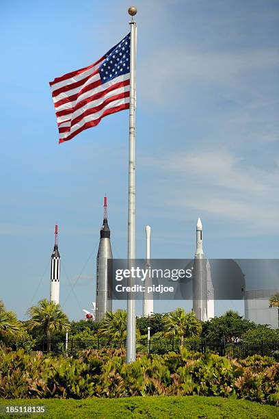 american flag at rocket park nasa kennedy space center - nasa kennedy space center stockfoto's en -beelden