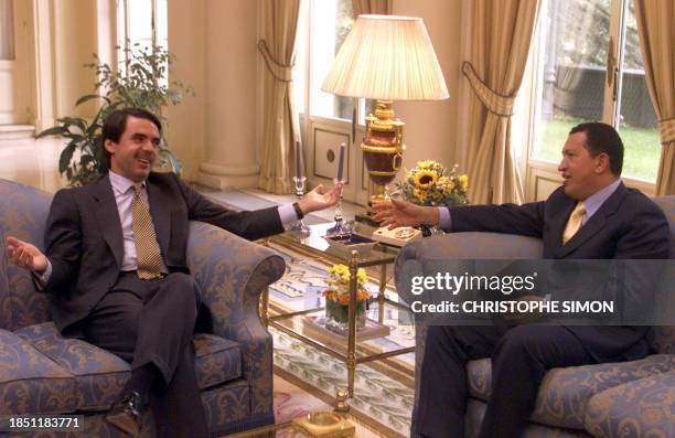 Discussion entre le président vénézuélien Hugo Chavez et José Maria Aznar, le président du gouvernement espagnol au palais de la Moncloa le 25...