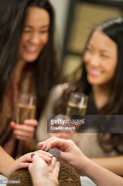 zwei freunde sich ihre nägel gemacht - champagne salon stock-fotos und bilder