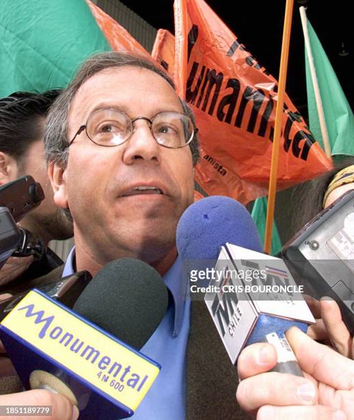 Tomas Hirsch, a presidential candidate in Chile, speaks to the press, Santiago, Chile, 05 October 1999. Tomas Hirsch, candidato a la presidencia de...