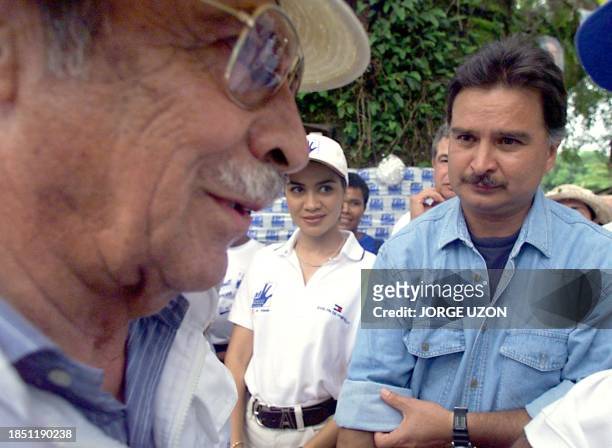 The ex president, generel Efrain Rios Montt, speaks with presidential candidate Alfonso Portillo, Masagua, Guatamala, 10 October 1999. El...