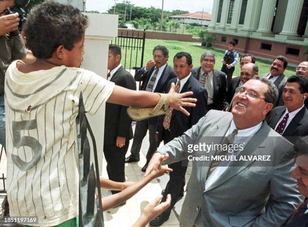 Nicaraguan President Arnoldo Aleman greets a child prior to meeting with international diplomats 16 September 1999. El presidente de Nicaragua,...