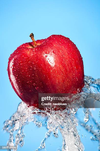 frisches wasser splash und roten äpfeln - apple water splashing stock-fotos und bilder