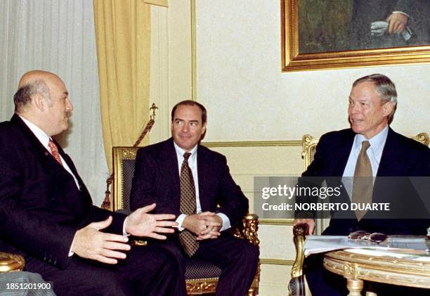 Paraguayan president Luis Gonzalez Macchi talks with Kenneth MacKay , special envoy of US President Bill Clinton, 26 August during a meeting in...