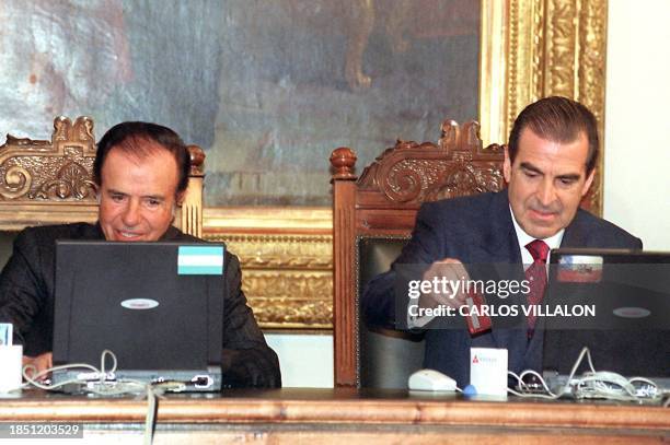 Presidents of Argentina and Chile try out computers 20 August 1999. Los Presidentes de Argentina Carlos Menem y de Chile Eduardo Frei, suscriben un...