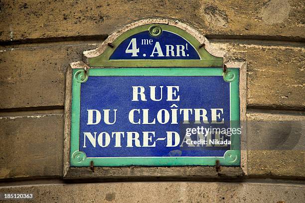 street sign in paris - straatnaambord stockfoto's en -beelden