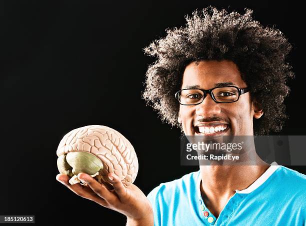 feliz jovem caixa-de-óculos sorrisos e dá modelo de cérebro - organe de reproduction masculin imagens e fotografias de stock