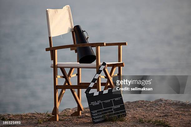 silla de director al aire libre con megáfono y claqueta de cine. - directors chair fotografías e imágenes de stock