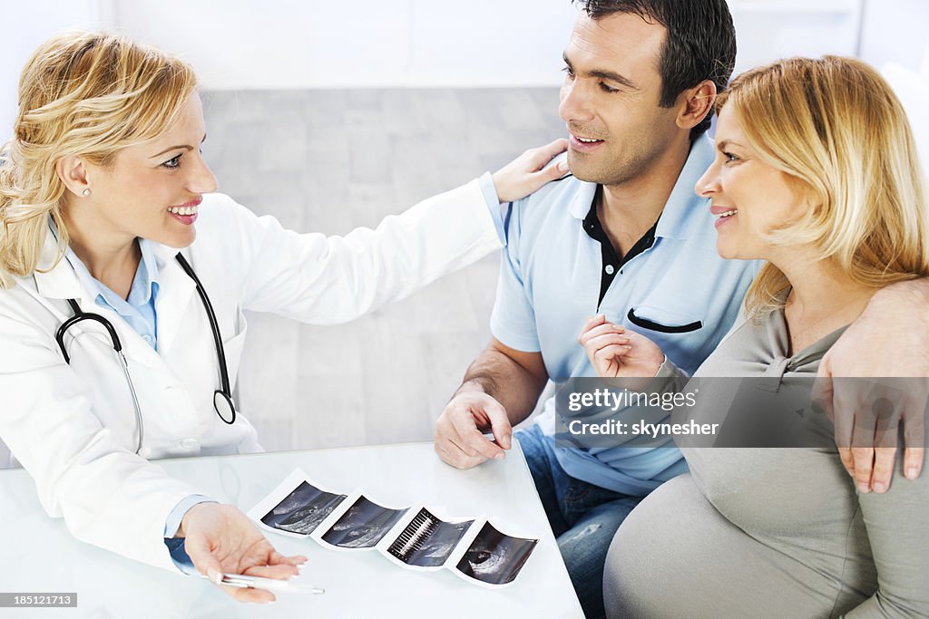 Junge Familie, die ein Arzt, Blick in die Ultraschall.