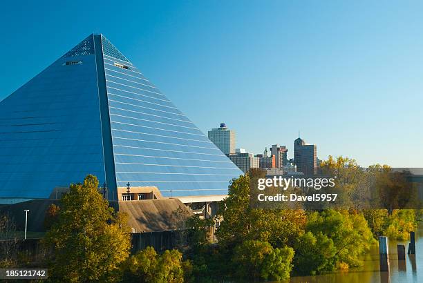 memphis skyline and pyramid closeup - v memphis stockfoto's en -beelden