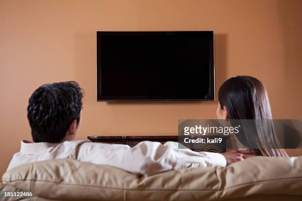 casal asiático ver televisão - 2 people back asian imagens e fotografias de stock