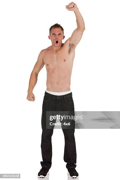 bare chested hombre gritando con mano levantada - semi dress fotografías e imágenes de stock