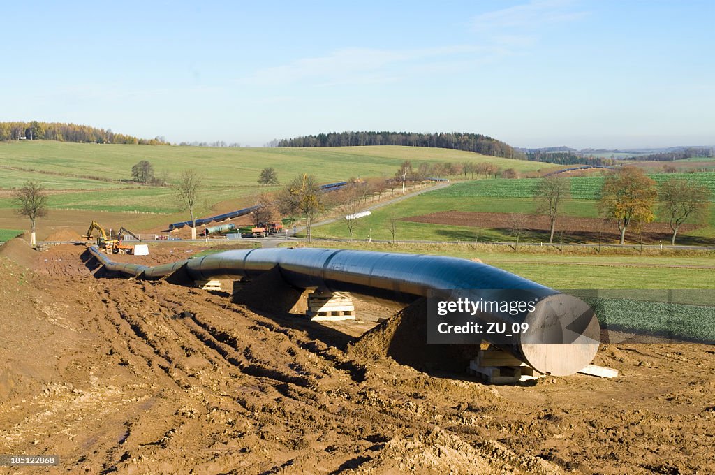 Pipeline travaux de construction dans le paysage vallonné