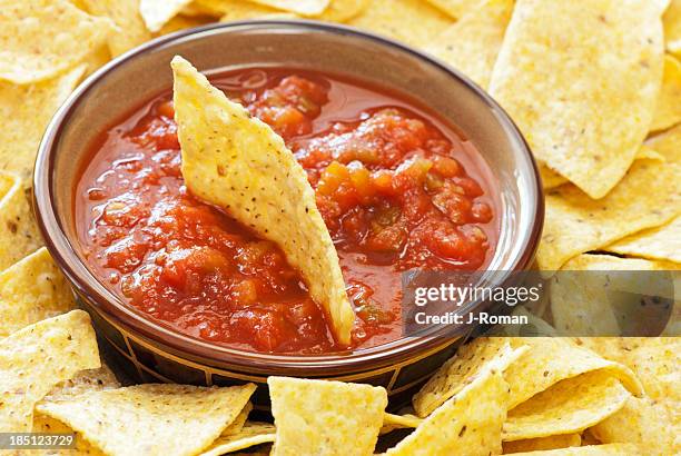 une corbeille de chips et salsa - sauce tex mex photos et images de collection