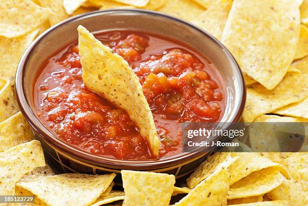 chips e um recipiente de molho - salsa imagens e fotografias de stock