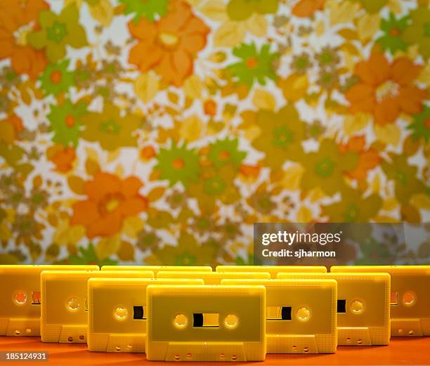 plástico amarillo cassette cintas organizado en posición vertical - 80s living room fotografías e imágenes de stock