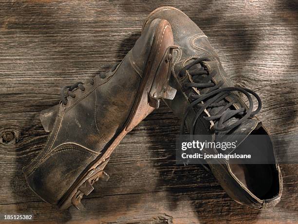 antique en bois délabrées des crampons de baseball - chaussures à crampons photos et images de collection