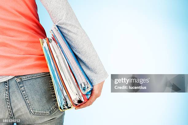 student hält ordner unter arm mit textfreiraum - unter dem arm stock-fotos und bilder
