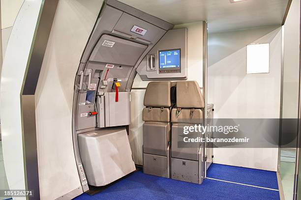 飛行機非常出口のドア - 非常口 ストックフォトと画像
