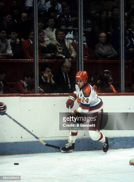 Sergei Makarov of CSKA Moscow goes for the puck during the 1985-86 Super Series against the Montreal Canadiens on December 31, 1985 at the Montreal...