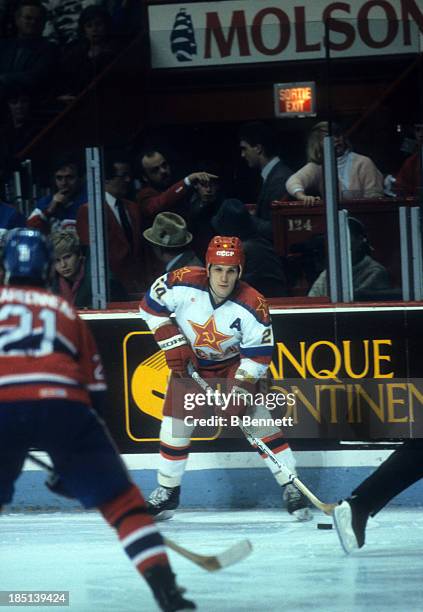 Sergei Makarov of CSKA Moscow controls the puck during the 1985-86 Super Series against the Montreal Canadiens on December 31, 1985 at the Montreal...