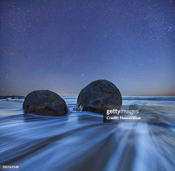 you & me - moeraki boulders stockfoto's en -beelden