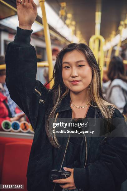 frau fährt in der u-bahn - junge frau allein stock-fotos und bilder