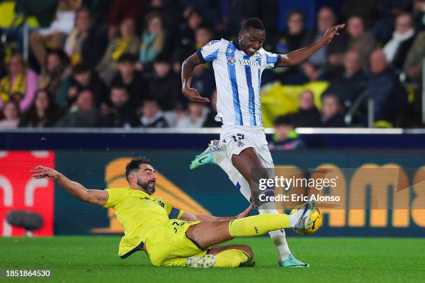 Umar Sadiq of Real Sociedad challenges for the ball against Raul Albiol of Villarreal CF during the LaLiga EA Sports match between Villarreal CF and...