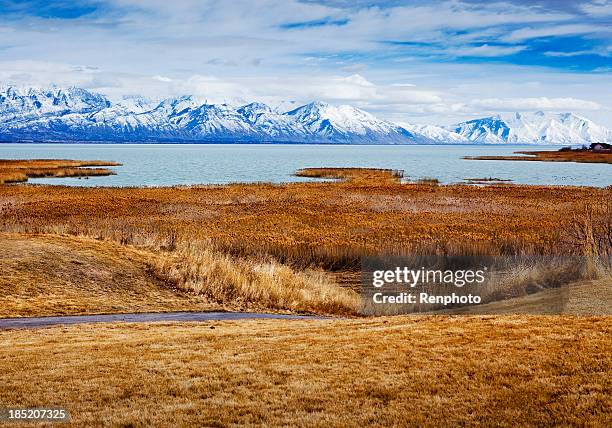vue de l'utah lake et la chaîne de montagnes wasatch - utah lake photos et images de collection