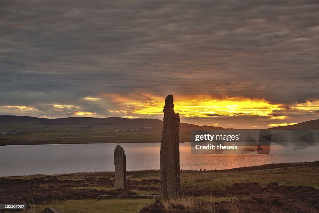 Sonnenaufgang über dem See Loch Harray und den Ring von Brodgar, Orkney