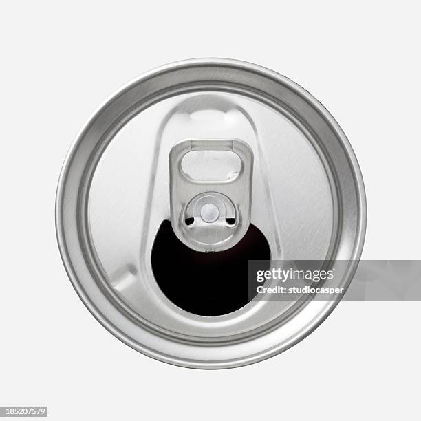 the top of an aluminum soda can with the ring pull showing - cans stockfoto's en -beelden