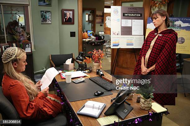 Recall Vote" Episode 607 -- Pictured: Amy Poehler as Leslie Knope, Rashida Jones as Ann Perkins --