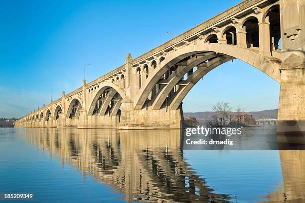 columbia-wrightsville puente con reflejo en el río susquehanna - condado de lancaster pensilvania fotografías e imágenes de stock