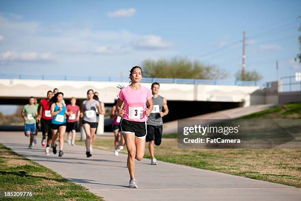 cross country race - mixed race woman stockfoto's en -beelden