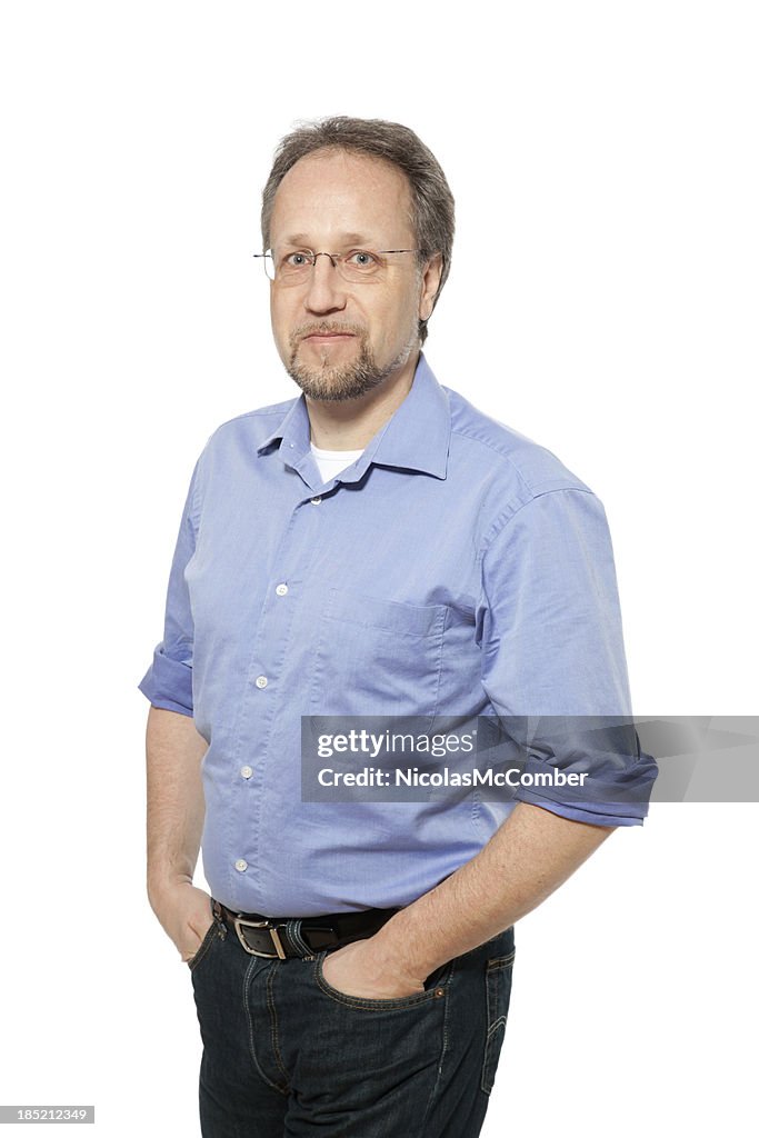 Maduro homem Trabalhador com as mãos no bolso