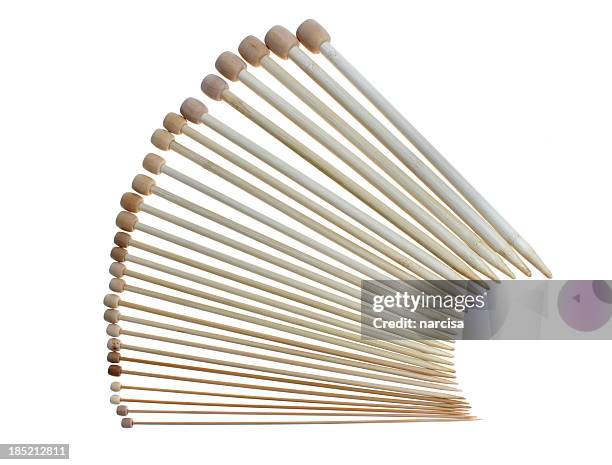 bambus-nadeln auf weiß - stricknadel stock-fotos und bilder