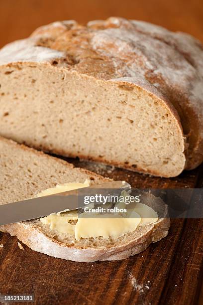 pan de centeno y mantequilla - untar de mantequilla fotografías e imágenes de stock