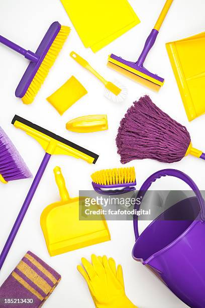 cleaning supplies - dustpan and brush stockfoto's en -beelden
