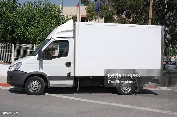 camión de reparto - ciudades pequeñas fotografías e imágenes de stock